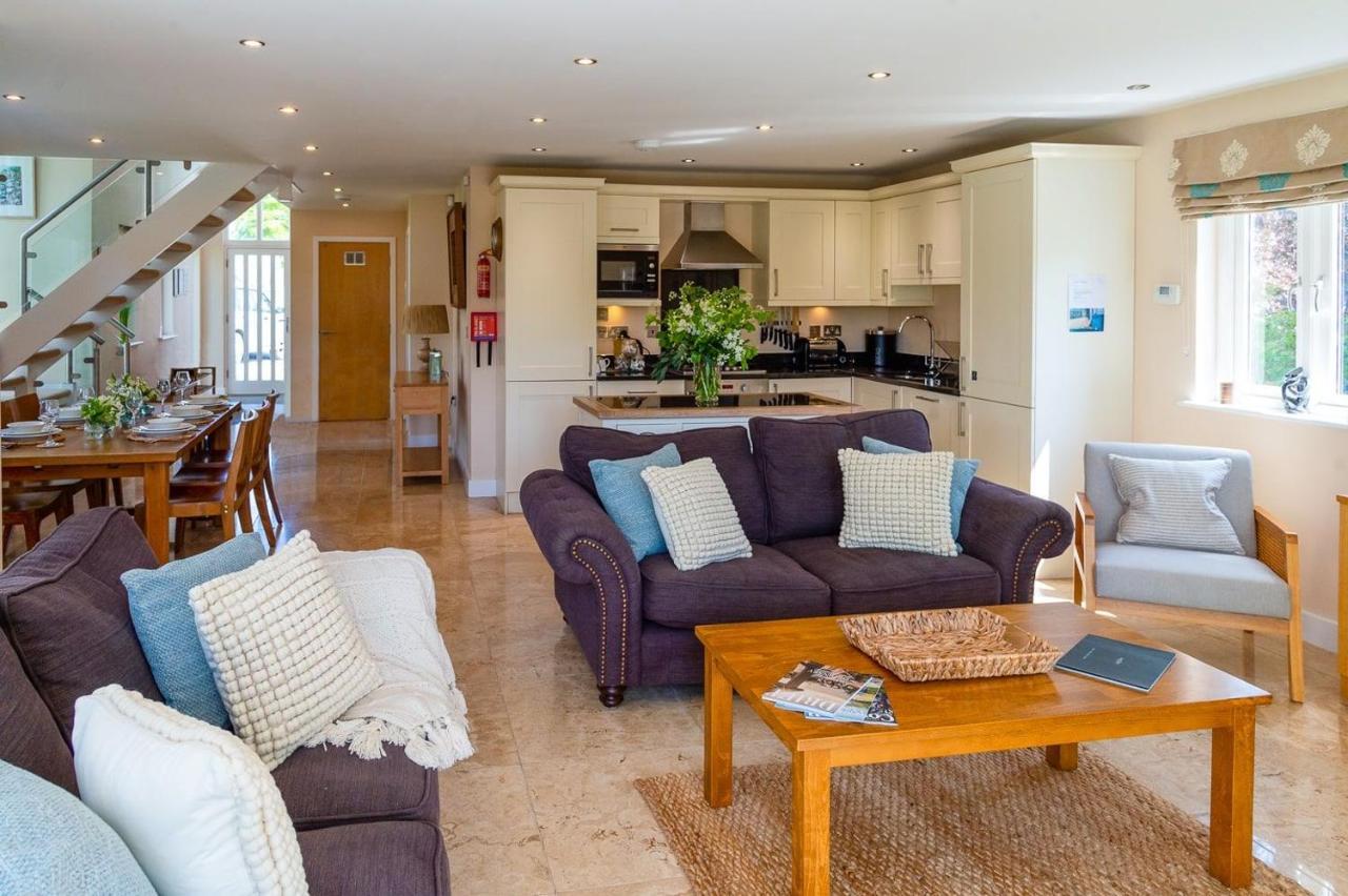 Luxurious 3 Bedroom New England Style - Trewhiddle V8